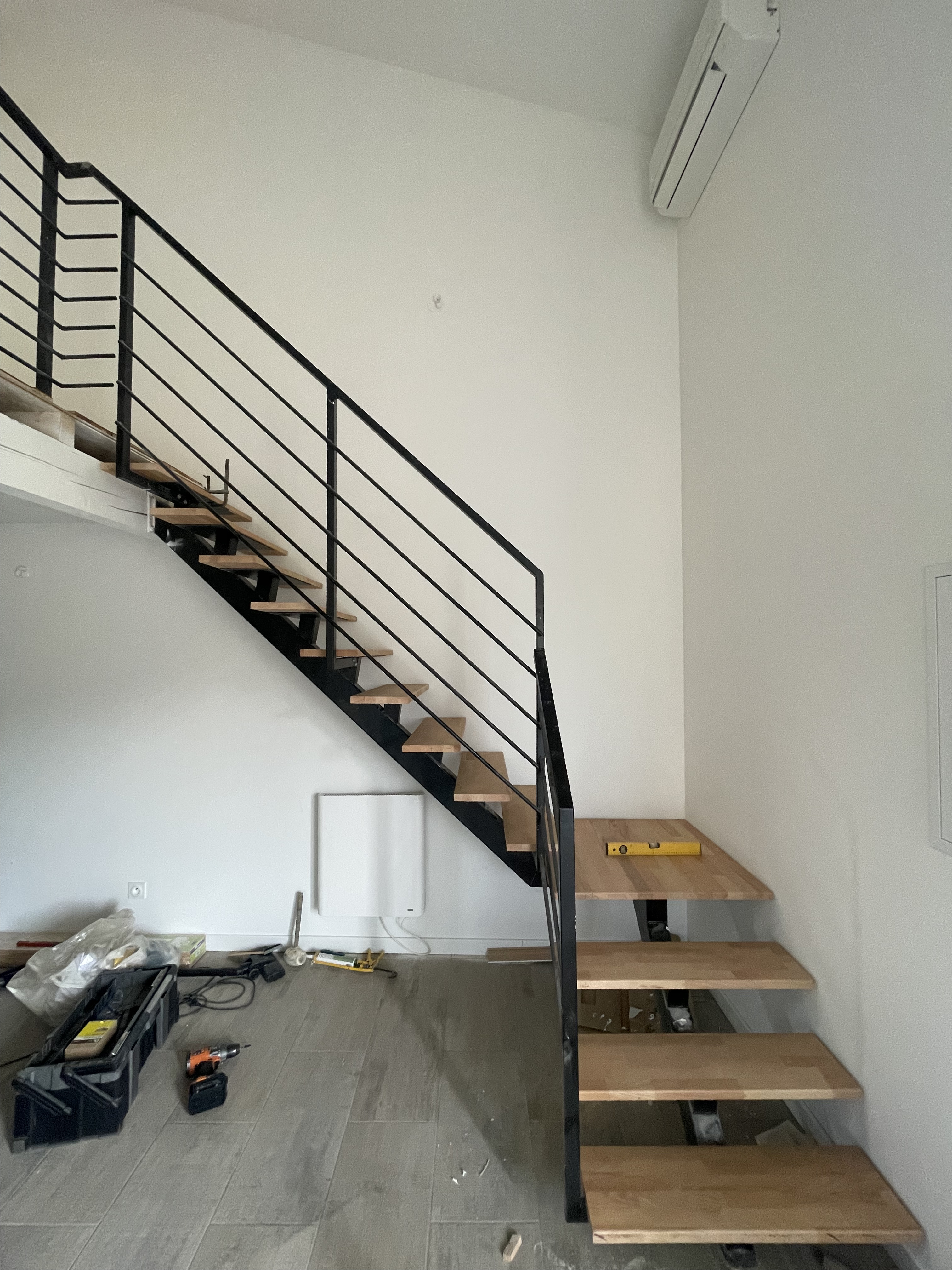 Escalier acier et bois sur-mesure : design accessible dès 3 500 €