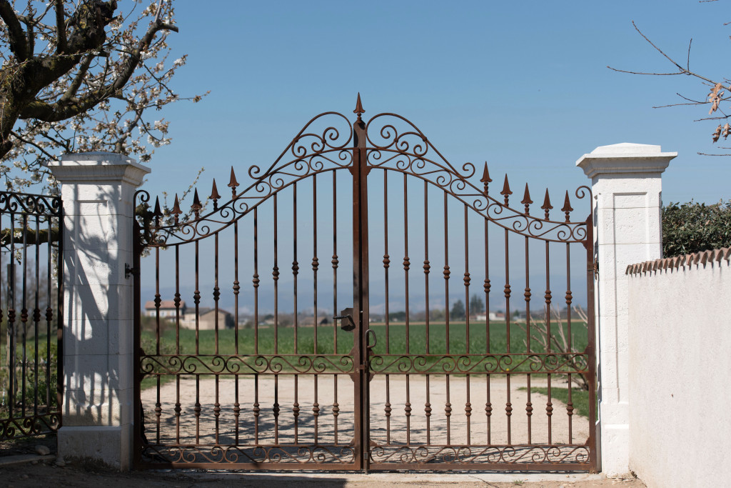 Portail en acier ou en aluminium : que choisir pour votre maison ?