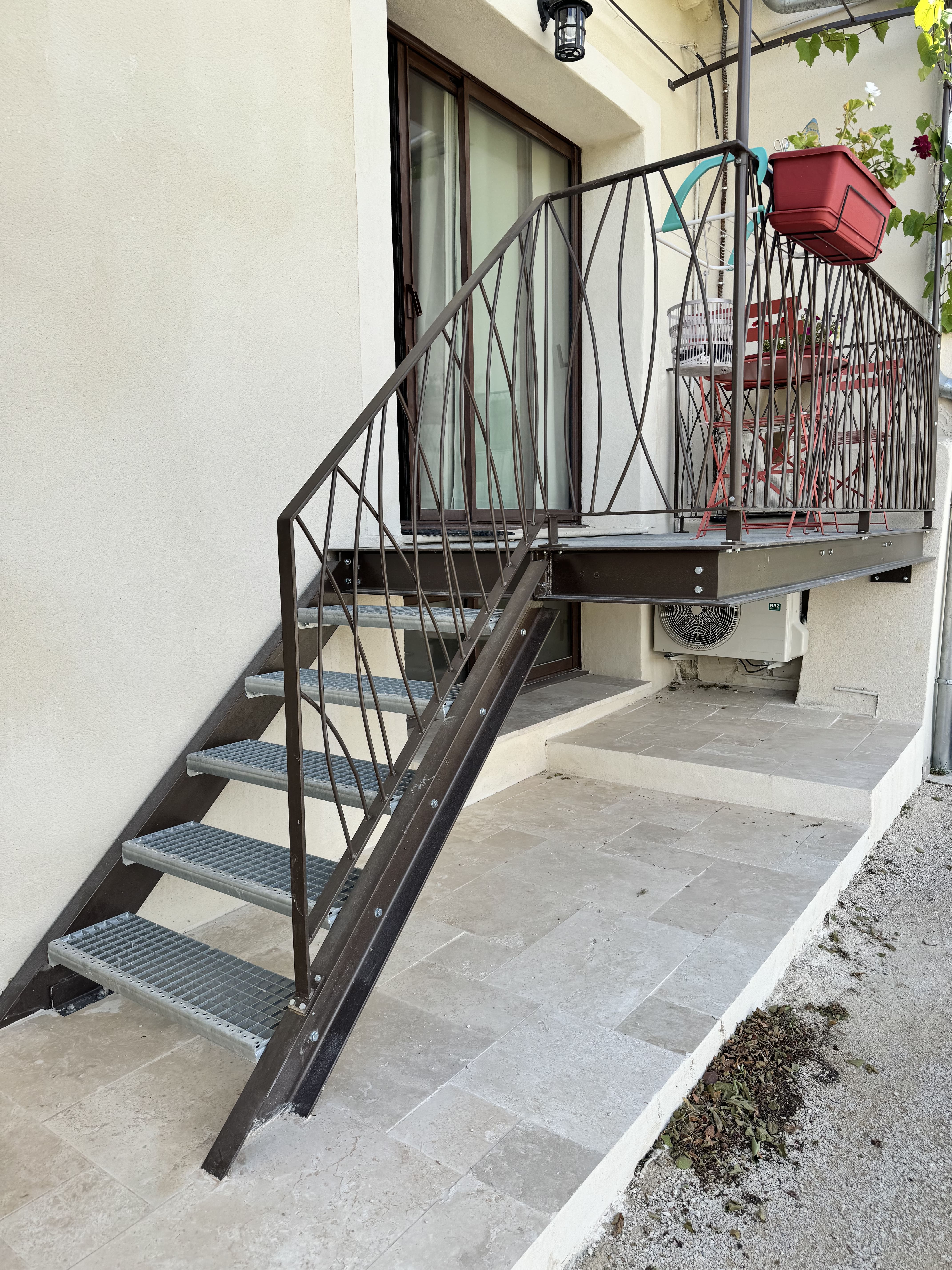 Terrasse métallique avec escalier - métallerie Avignon